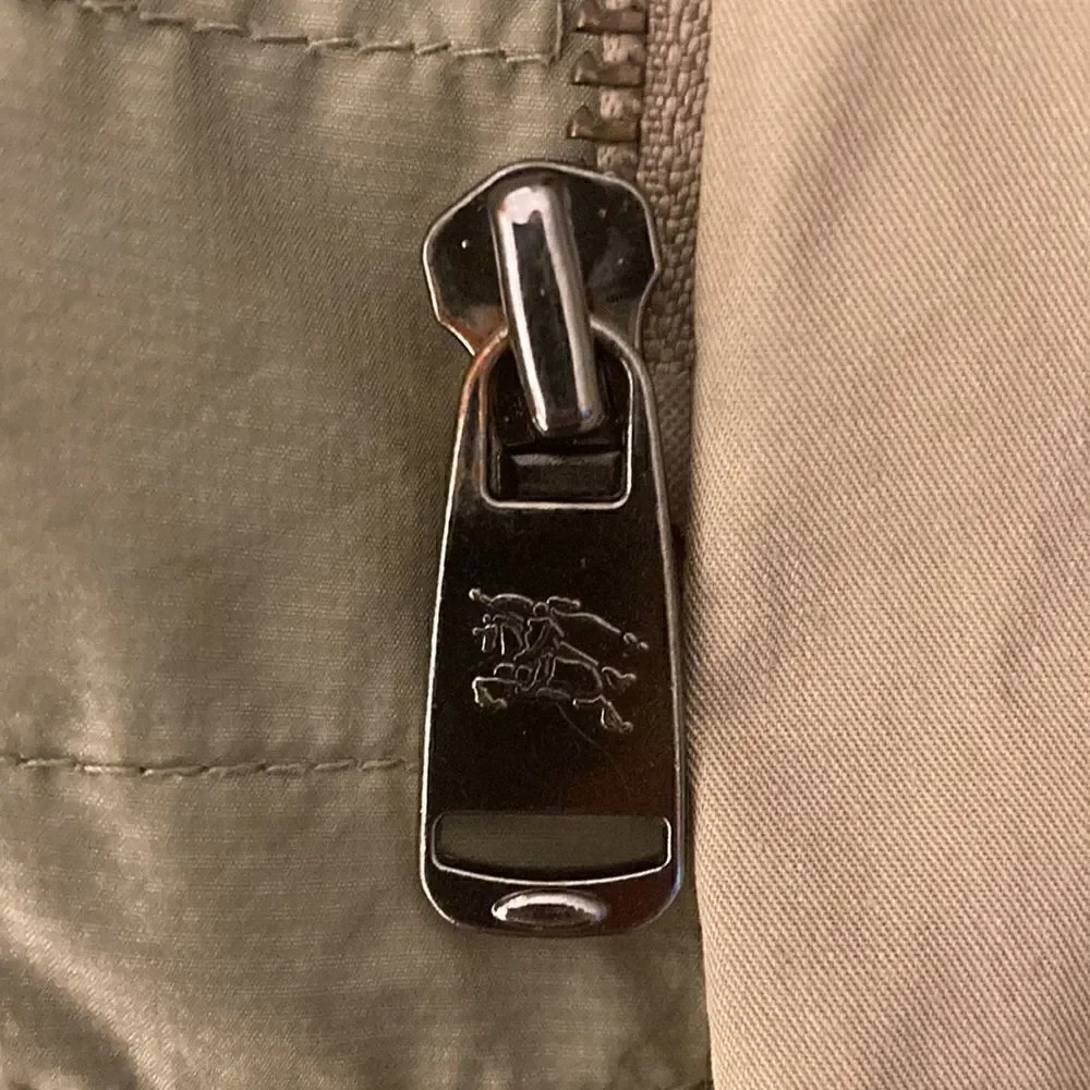 Burberry Boys Rain Jacket with Hood. Olive green Nylon. Size 4 Yr.